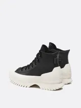 Zapatillas de caña alta Converse Chuck Taylor All Star Lugged Winter 2.0, color negro con detalles en blanco. Confeccionadas en cuero impermeable, con suela de goma con dibujo de tracción y plantilla de espuma viscoelástica.