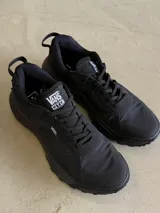 Championes Vans MTE Crosspath, color negro, diseñadas para todo terreno. Cuentan con tratamiento DWR repelente al agua, suela All-Trac para tracción y amortiguación UltraCush.