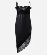 Vestido midi negro de poliuretano, con breteles finos regulables, escote en V y ruedo asimétrico adornados con encaje.
