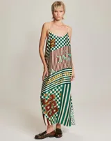 Vestido camisola largo de viscosa, color mostaza, con tirantes finos y estampado temático western en tonos marrón. Presenta un borde inferior con texto.