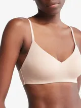 Corpiño Calvin Klein de diseño minimalista, con escote en V y copas ligeramente forradas sin aros. Presenta tirantes finos ajustables con el logo de la marca estampado y cierre posterior.