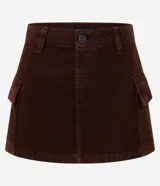 Pollera corta de sarga color negro, con diseño de tiro alto, cierre frontal con botón y cremallera, y bolsillos cargo laterales.
