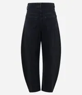 Pantalón baggy balloon de jean negro, con cintura media, cierre frontal con fila de botones y bolsillos funcionales.