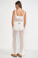 Musculosa de crochet calado color blanco, con breteles anchos y corte crop.