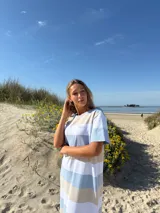 Vestido midi de mangas cortas con rayas horizontales en tonos celeste, blanco y beige.