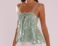 Top de fiesta color verde agua con lentejuelas plateadas, breteles finos y lazo ajustable en el centro del busto.