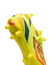 Championes de fútbol Umbro modelo Hit HG, color negro con detalles en rosa fucsia y verde azulado/plateado. Tienen cordones negros y suela con tapones cortos (HG).