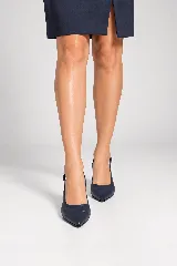 Zapatos slingback de cuero azul marino, con punta fina, tacón bajo y tira ajustable en el talón.