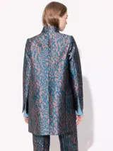 Saco de poliéster con estampado animal print en tonos azul y marrón. El diseño de broches es exclusivo de esta colección.