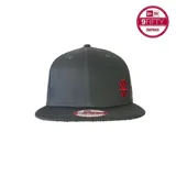 Gorra gris de New Era modelo 9FIFTY, con logo bordado en rojo.