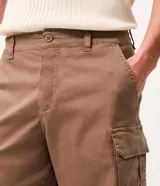 Bermuda de sarga negra de corte recto y holgado para hombre, con bolsillos cargo laterales con solapa, cintura con pasadores y cierre frontal con botón y cremallera.