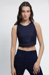 Pantalón de jean azul oscuro con corte semi oxford, pespuntes en color rojo y abertura en la parte inferior. Confeccionado en denim elastizado, presenta un diseño de tiro medio con cierre frontal y logo bordado en rojo en la cadera.