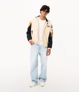 Pantalón de jean celeste claro de corte super baggy, con diseño amplio y cómodo, tiro medio, cierre frontal con botón y cremallera, y bolsillos funcionales.