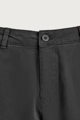 Pantalón chino skinny fit color gris oscuro, confeccionado en mezcla de algodón con elasticidad. Cuenta con bolsillos frontales, bolsillos traseros de vivo y cierre frontal con cremallera y botón.