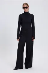 Pantalón de vestir negro de corte palazzo.