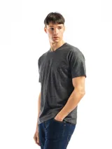 Remera de manga corta y cuello en V, color azul petróleo, confeccionada en algodón.