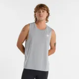 Musculosa deportiva New Balance de hombre, modelo Sport Essential MT51800YST, color gris con el logo de la marca estampado en blanco en el pecho.