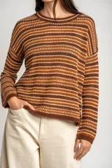 Sweater de punto con diseño de rayas horizontales en tonos ocre, marrón y crudo. Presenta cuello redondo, mangas largas y puños acanalados.