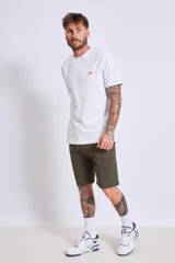 Remera azul marino de algodón con cuello redondo y manga corta. Presenta un pequeño bordado de un pájaro en el área del pecho.