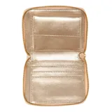 Billetera pequeña Guess Laurel con cierre de cremallera perimetral. Exterior de material sintético texturizado color rojo con logo metálico en relieve. Presenta un diseño compacto con separadores internos para tarjetas y un bolsillo interior.