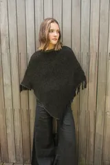 Poncho tejido en hilo de algodón, color rojo, con diseño de cuello redondo y terminaciones con flecos en el ruedo.