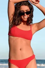 Parte inferior de bikini color celeste claro, con textura gofrada y corte clásico.