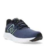 Championes de running New Balance modelo 411 V3, color azul con detalles en verde claro. Presentan capellada de malla transpirable, cierre con cordones negros, entresuela blanca de EVA acolchada y suela de goma negra.