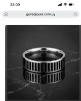 Anillo de acero con diseño de franjas verticales y detalles en esmaltado negro.