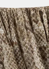 Falda midi de tiro alto, con diseño recto y asimétrico, confeccionada en viscosa con estampado animal print de serpiente.
