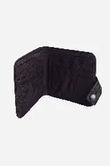 Billetera tarjetero negro con logo estampado en relieve y cierre con botón.