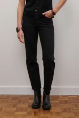 Pantalón de corte recto color caramelo, con bolsillos laterales y cierre frontal.