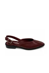 Sandalias chatitas Daniel Cassin color borravino, de punta fina y diseño destalonado con tira ajustable mediante hebilla metálica.