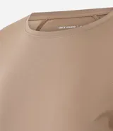 Remera deportiva de manga corta y cuello redondo, confeccionada en poliamida con elastano, de color rosado y diseño liso.