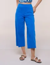 Pantalón capri blanco de corte recto y largo crop, con cintura alta y bolsillos delanteros aplicados estilo parche con detalle festoneado.