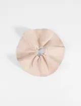 Gomita de pelo tipo scrunchie grande, color beige, de poliéster y elastano.