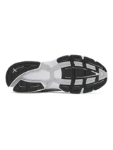 Championes deportivos Under Armour modelo UA Sola, de color blanco con detalles plateados y grises. Cuentan con una parte superior de malla ligera, superposiciones de TPU y entresuela de EVA acolchada con diseño retro-futurista.