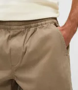 Bermuda masculina de sarga color marrón con textura efecto corderoy, corte regular, cintura elástica con cordón de ajuste y bolsillos laterales.