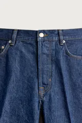Jeans de denim azul oscuro sin lavados, corte recto con raya frontal planchada, tiro medio, cinco bolsillos y cierre frontal de botonadura. Colección especial Aaron Levine x Zara.