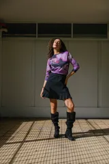 Minifalda negra de gabardina elastizada con volados en el ruedo.