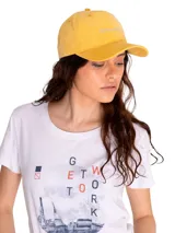 Gorro tipo gorra de béisbol color amarillo, con visera curva y bordado del logo de la marca en la parte frontal. Cuenta con cierre ajustable en la parte posterior.