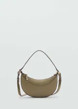 Bolso de mano tipo media luna con diseño ovalado, cierre de cremallera y doble asa. Cuenta con forro interior y detalle de costuras.