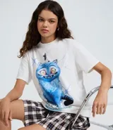 Remera de algodón color blanco con estampa frontal de los personajes Derpy y Sussie, de cuello redondo y manga corta.