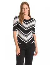 Buzo de punto de manga corta marca Tahari, con cuello redondo y diseño de rayas en zigzag en blanco y negro.