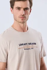 Remera azul de manga corta y cuello redondo, con texto bordado en el pecho.