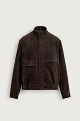Cazadora regular fit de cuero con acabado serraje color marrón, cuello subido, manga larga con puños abotonados, bolsillos de plastrón con solapa en la cadera y cierre frontal de cremallera oculta por solapa con botones a presión.