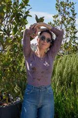 Body de jersey de lana merino color lila con estampado botánico en tonos dorados.