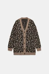 Chaqueta de punto con diseño jacquard de animal print, escote en pico, manga larga y cierre frontal con botones. Presenta un tejido con efecto cepillado y acabados en rib.