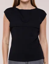 Buzo sin mangas de punto fino color beige, con calce al cuerpo y escote volcado estructurado con solapa superpuesta en el pecho.