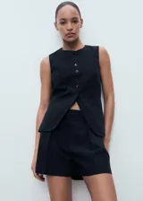 Short de tiro alto con diseño recto y detalle de pinzas delanteras. Cuenta con dos bolsillos laterales y cierre oculto de botón, gancho y cremallera.