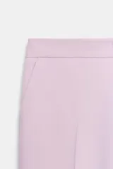 Pantalón de tiro alto color rosado, con pernera recta, bolsillos delanteros y cierre frontal con cremallera, botón interior y gancho.